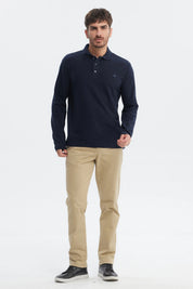 Polera hombre azul marino lisa con cuello polo y botones detalles bordados en el pecho de estilo casual y elegante