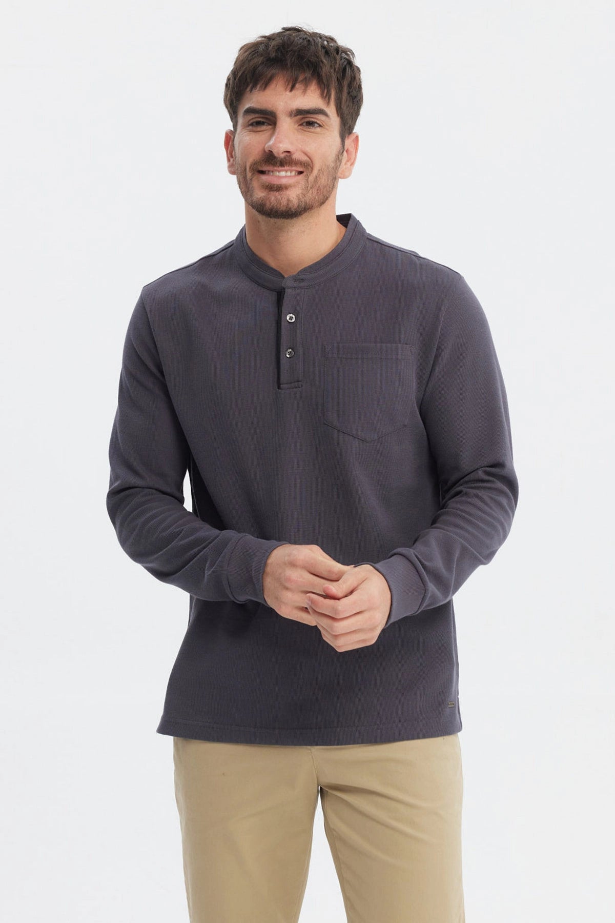 Polera hombre slim marengo lisa con cuello redondo y tres botones al frente sin estampa visible