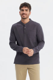 Polera hombre slim marengo lisa con cuello redondo y tres botones al frente sin estampa visible