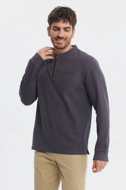 Polera hombre slim marengo lisa con cuello redondo y tres botones al frente sin estampa visible