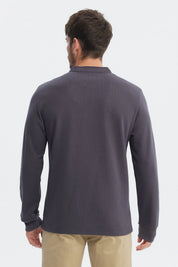 Polera hombre slim marengo lisa con cuello redondo y tres botones al frente sin estampa visible