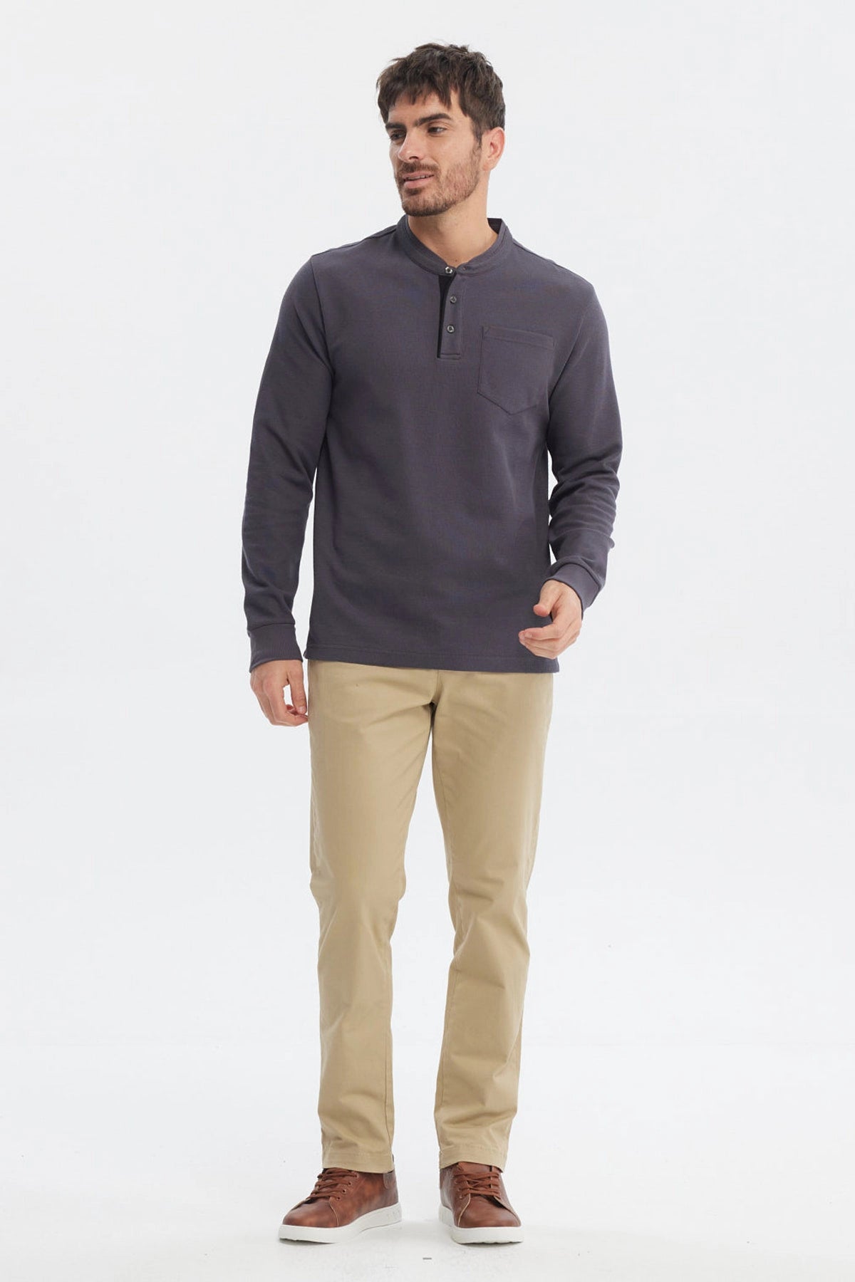 Polera hombre slim marengo lisa con cuello redondo y tres botones al frente sin estampa visible