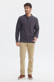 Polera hombre slim marengo lisa con cuello redondo y tres botones al frente sin estampa visible
