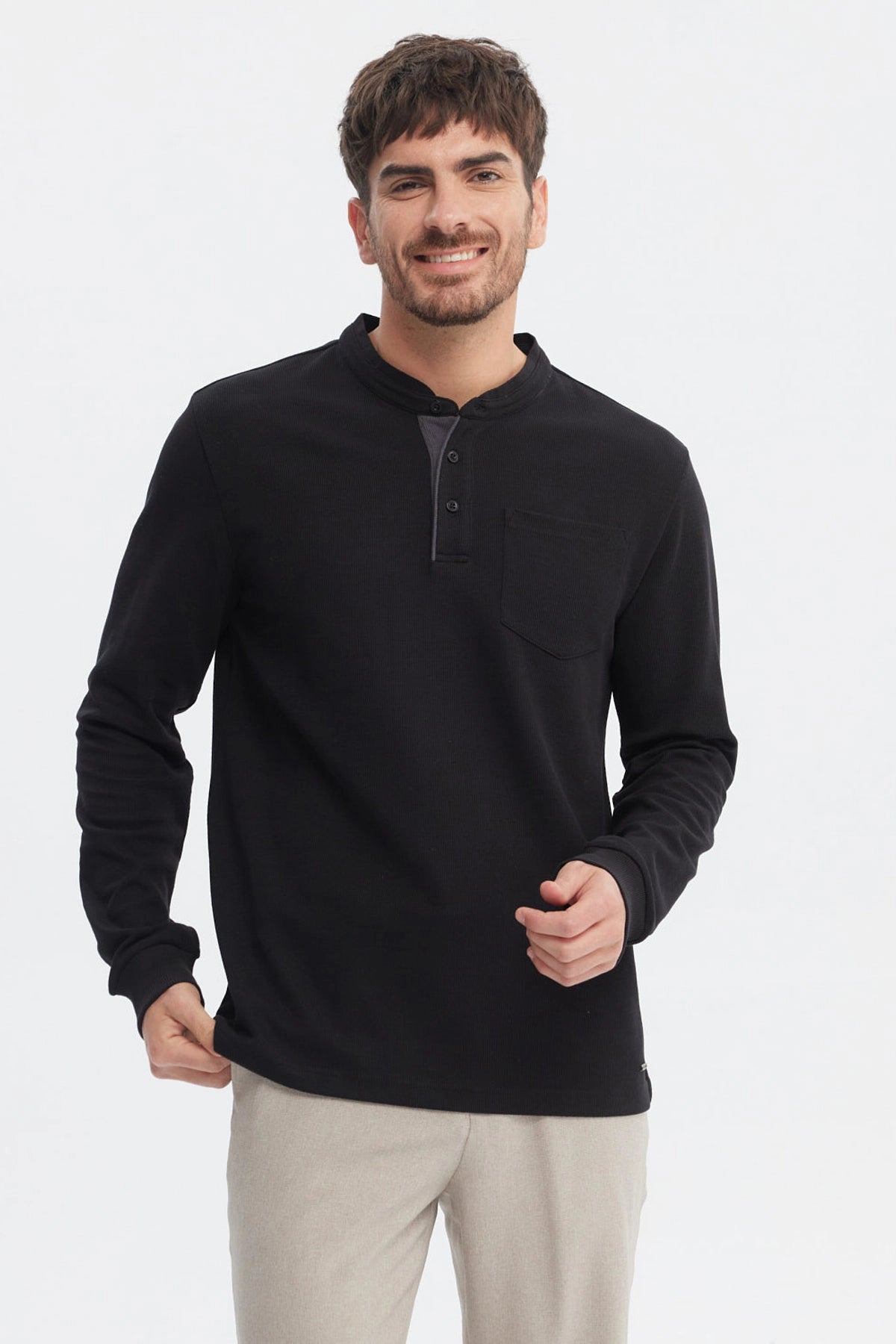 Polera hombre slim negra de manga larga con cuello redondo y botones en la parte superior diseño liso elegante