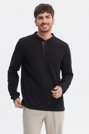 Polera hombre slim negra de manga larga con cuello redondo y botones en la parte superior diseño liso elegante