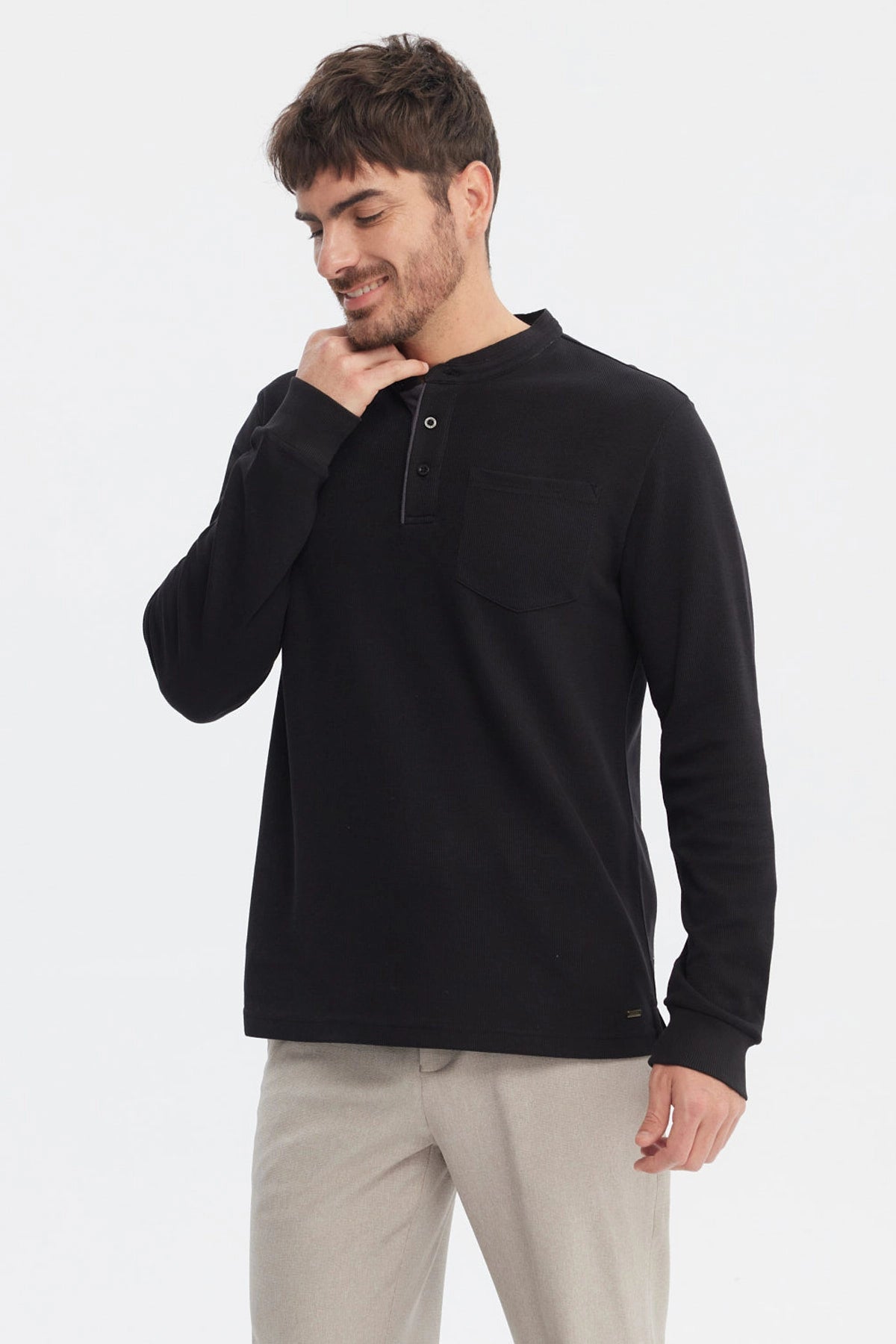 Polera hombre slim negra de manga larga con cuello redondo y botones en la parte superior diseño liso elegante