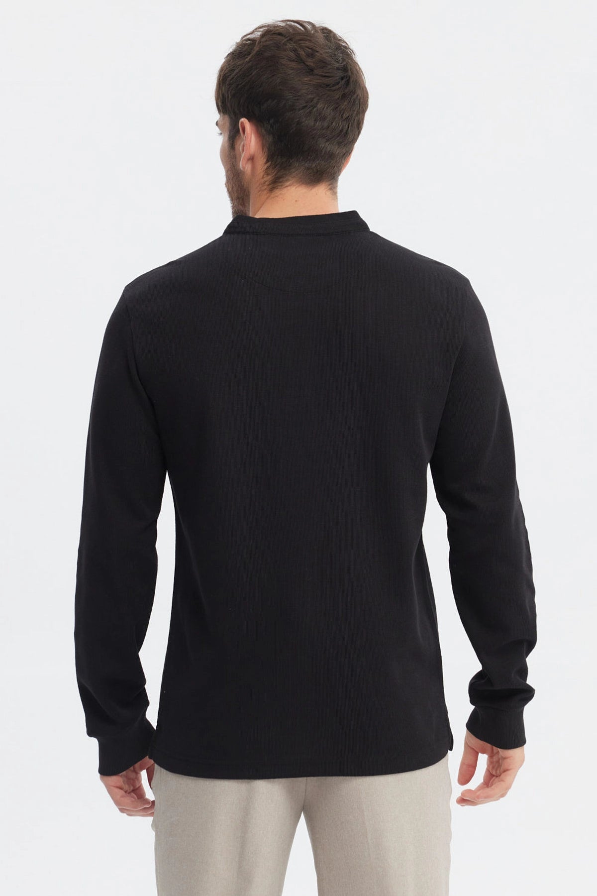 Polera hombre slim negra de manga larga con cuello redondo y botones en la parte superior diseño liso elegante
