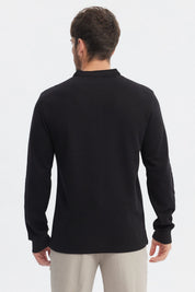 Polera hombre slim negra de manga larga con cuello redondo y botones en la parte superior diseño liso elegante