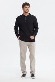 Polera hombre slim negra de manga larga con cuello redondo y botones en la parte superior diseño liso elegante