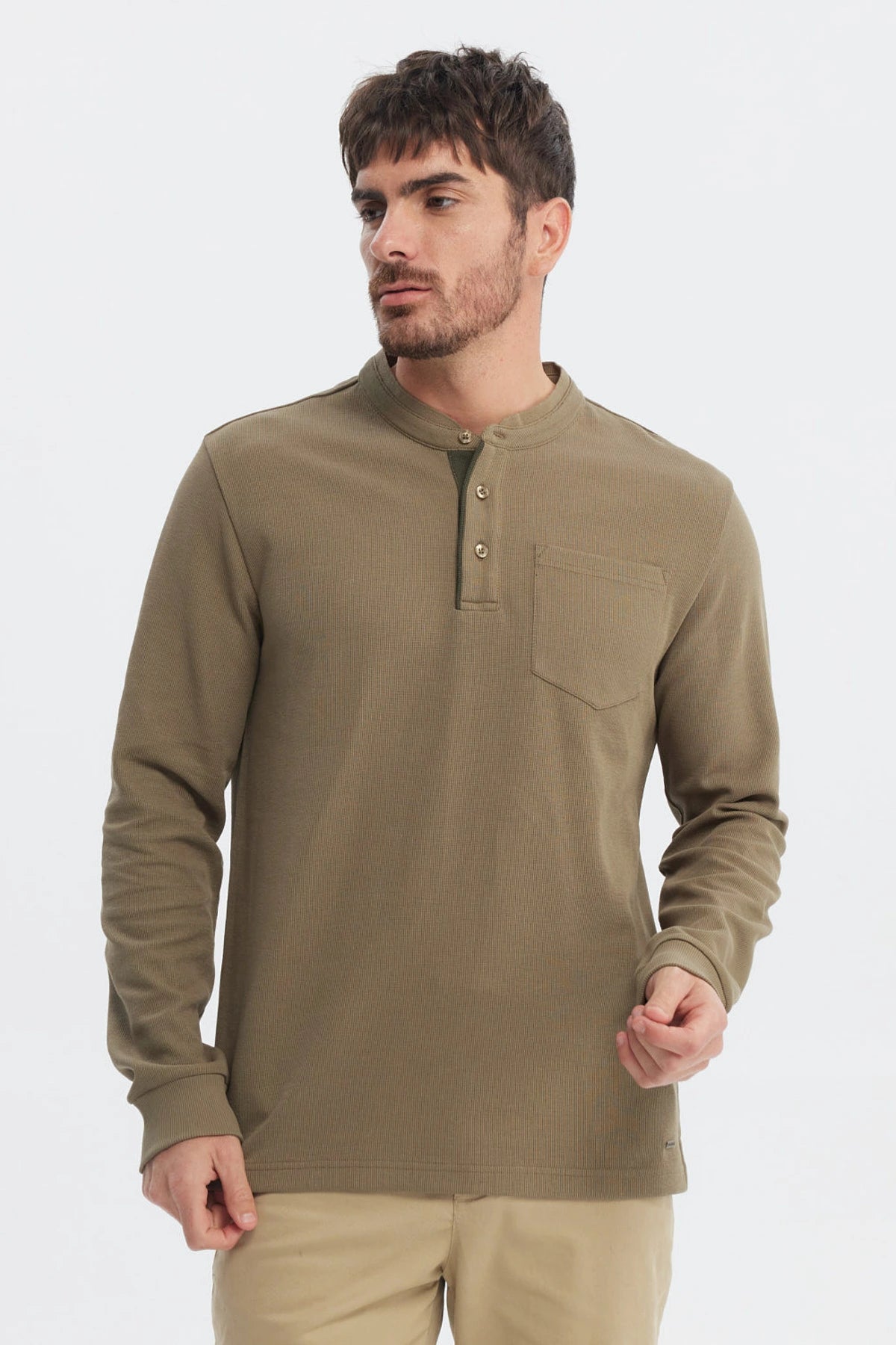 Polera slim verde oliva para hombre con cuello mao y botones frontales sin estampa diseño liso ideal para ocasiones casuales