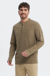 Polera slim verde oliva para hombre con cuello mao y botones frontales sin estampa diseño liso ideal para ocasiones casuales