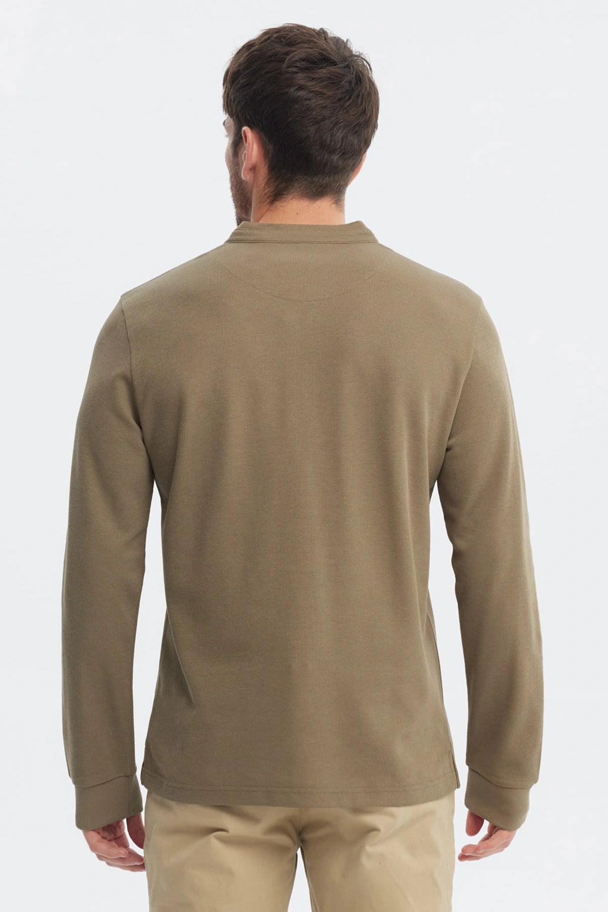 Polera slim verde oliva para hombre con cuello mao y botones frontales sin estampa diseño liso ideal para ocasiones casuales
