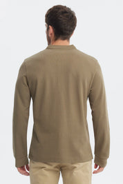 Polera slim verde oliva para hombre con cuello mao y botones frontales sin estampa diseño liso ideal para ocasiones casuales