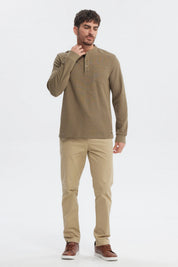 Polera slim verde oliva para hombre con cuello mao y botones frontales sin estampa diseño liso ideal para ocasiones casuales
