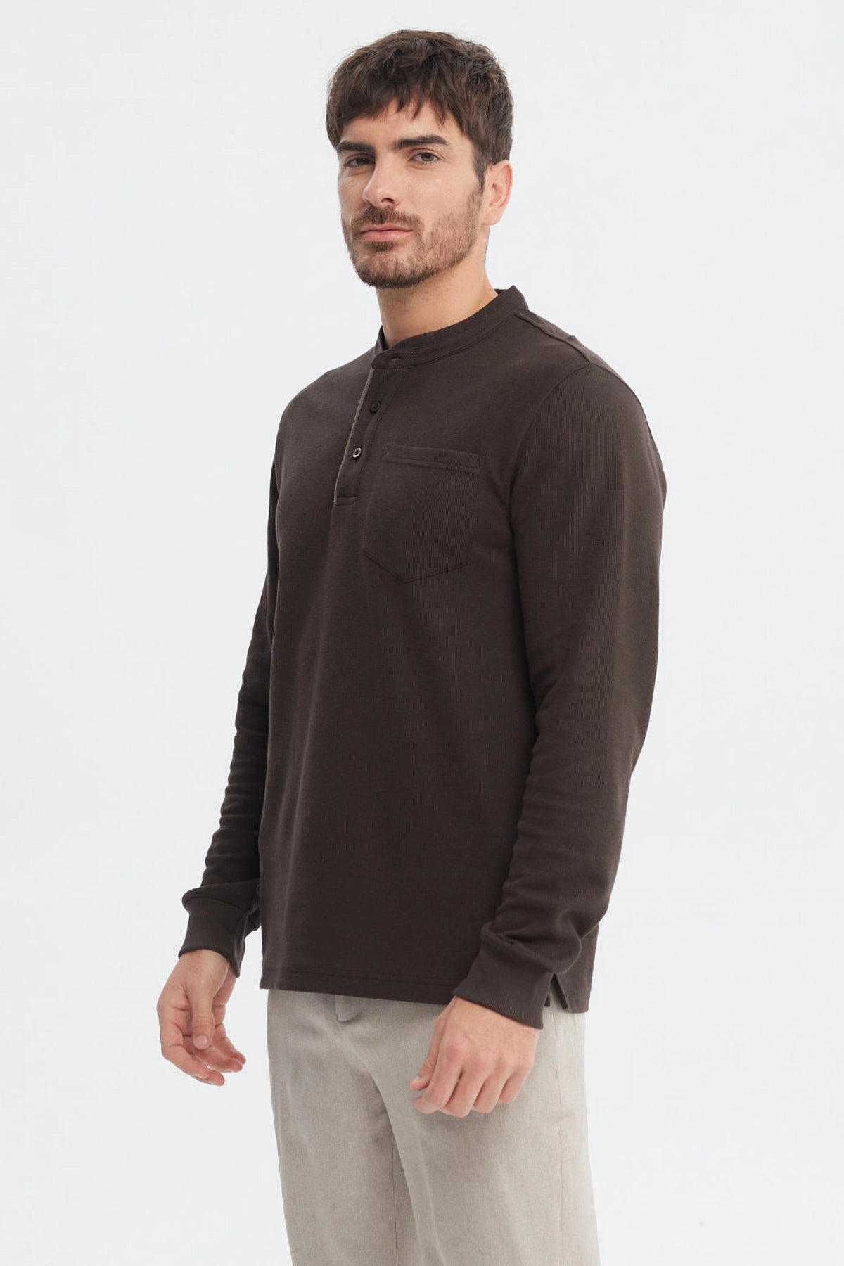 Polera hombre chocolate slim con cuello redondo y tres botones lisos sin estampa bolsillo en el pecho