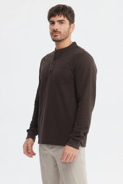 Polera hombre chocolate slim con cuello redondo y tres botones lisos sin estampa bolsillo en el pecho