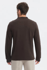 Polera hombre chocolate slim con cuello redondo y tres botones lisos sin estampa bolsillo en el pecho