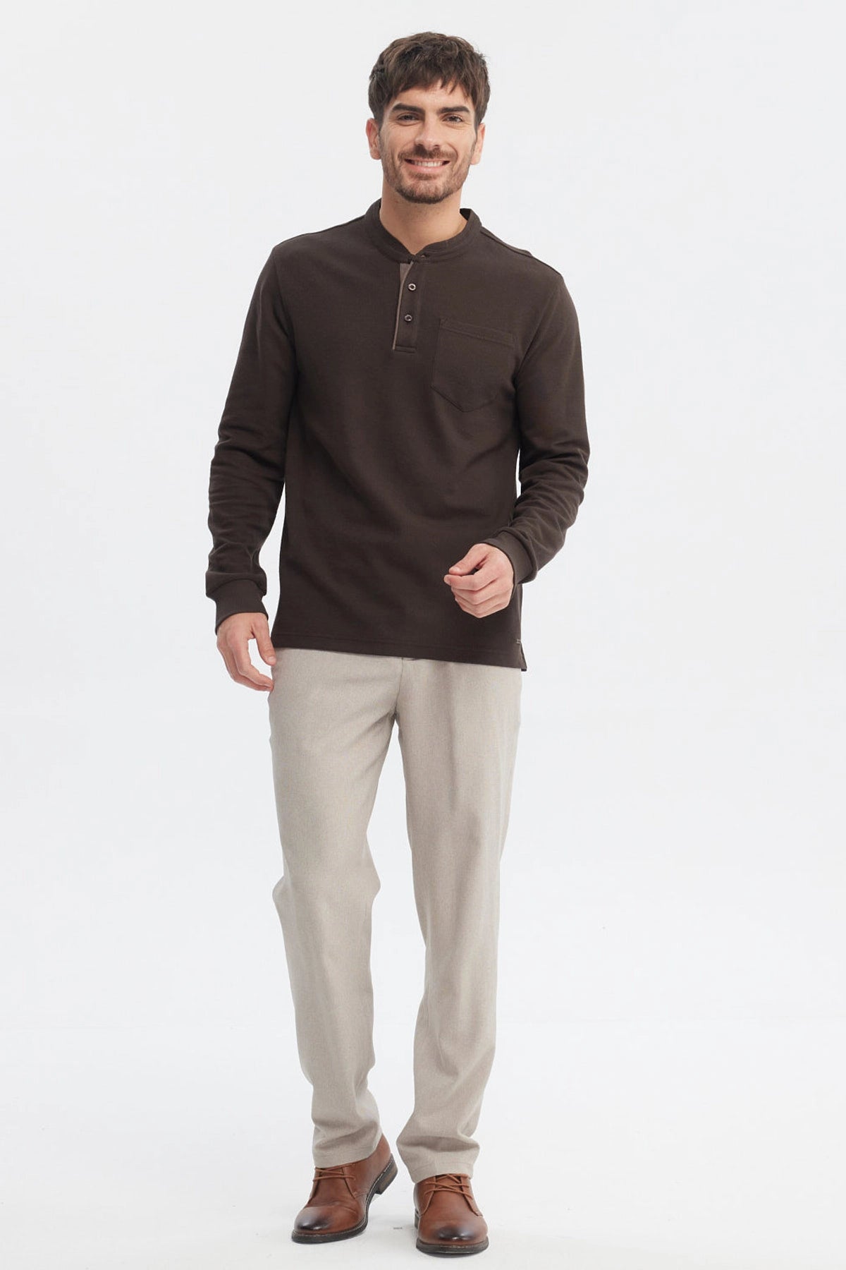 Polera hombre chocolate slim con cuello redondo y tres botones lisos sin estampa bolsillo en el pecho
