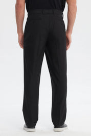Pantalón slim negro para hombre sin estampa diseño liso con corte elegante y ajuste cómodo ideal para ocasiones formales