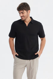 Polera negra slim de hombre con cuello polo diseño liso estilo clásico perfecta para ocasiones casuales
