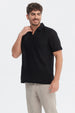 Polera negra slim de hombre con cuello polo diseño liso estilo clásico perfecta para ocasiones casuales