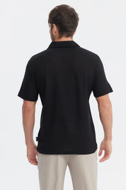 Polera negra slim de hombre con cuello polo diseño liso estilo clásico perfecta para ocasiones casuales