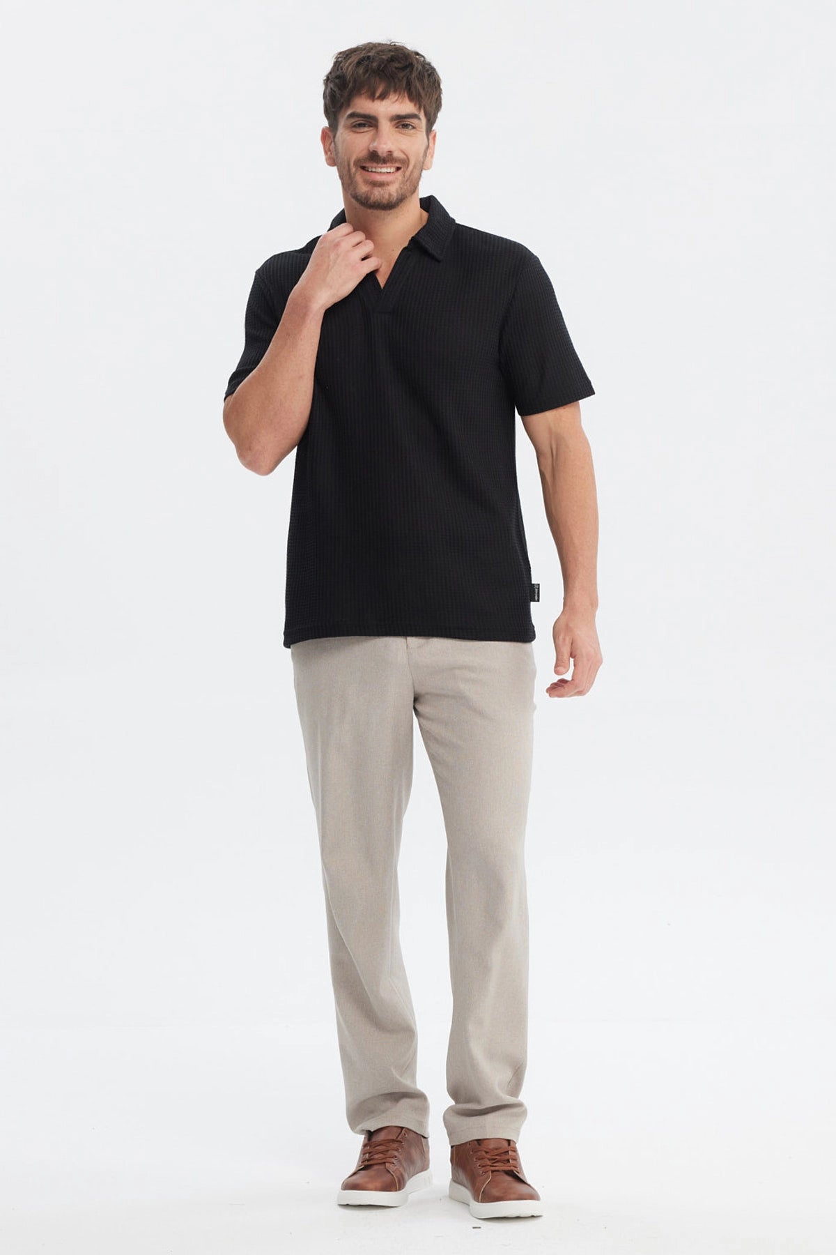 Polera negra slim de hombre con cuello polo diseño liso estilo clásico perfecta para ocasiones casuales