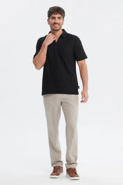 Polera negra slim de hombre con cuello polo diseño liso estilo clásico perfecta para ocasiones casuales