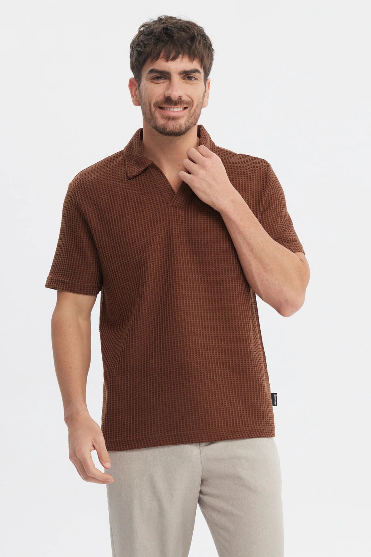 Polera hombre slim cuello polo café diseño texturizado sin estampa prenda lisa ideal para un look casual elegante