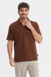 Polera hombre slim cuello polo café diseño texturizado sin estampa prenda lisa ideal para un look casual elegante
