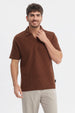 Polera hombre slim cuello polo café diseño texturizado sin estampa prenda lisa ideal para un look casual elegante