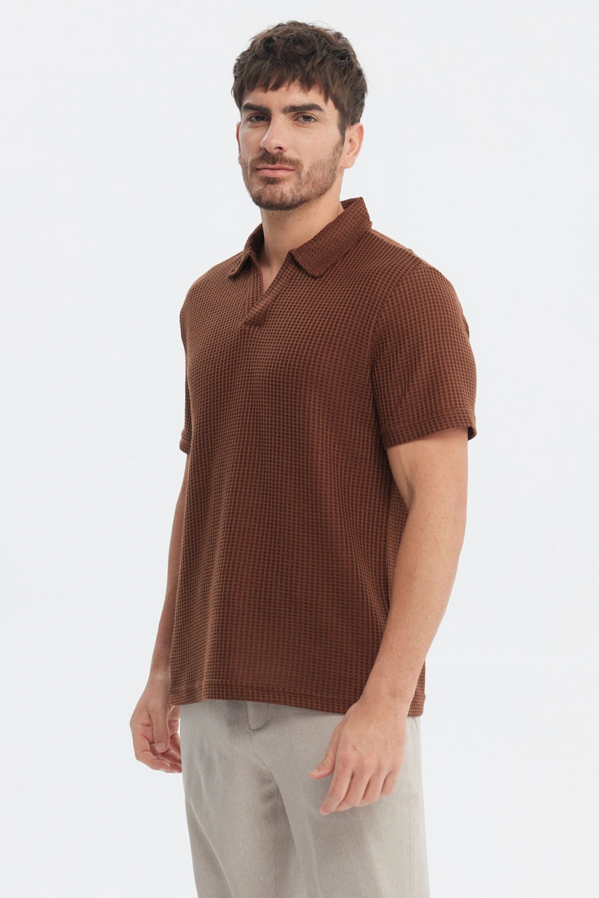 Polera hombre slim cuello polo café diseño texturizado sin estampa prenda lisa ideal para un look casual elegante