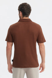 Polera hombre slim cuello polo café diseño texturizado sin estampa prenda lisa ideal para un look casual elegante