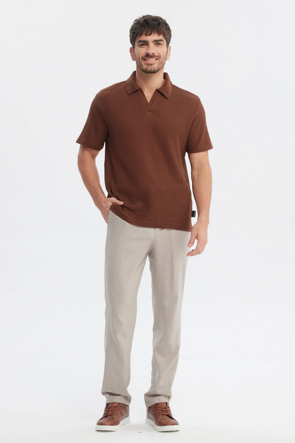 Polera hombre slim cuello polo café diseño texturizado sin estampa prenda lisa ideal para un look casual elegante