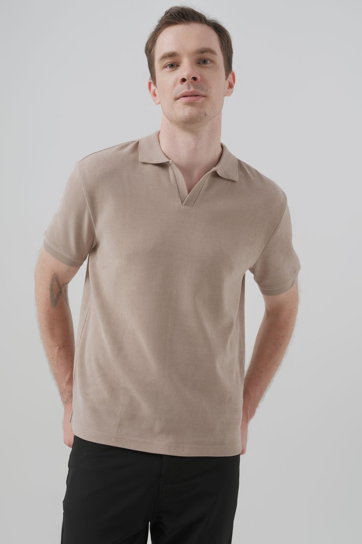 Polera Hombre Regular Beige Oscuro