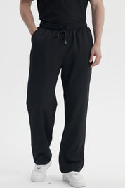 Pantalón hombre negro calce recto liso con cintura elástica y cordón ajustable ideal para un look casual y cómodo
