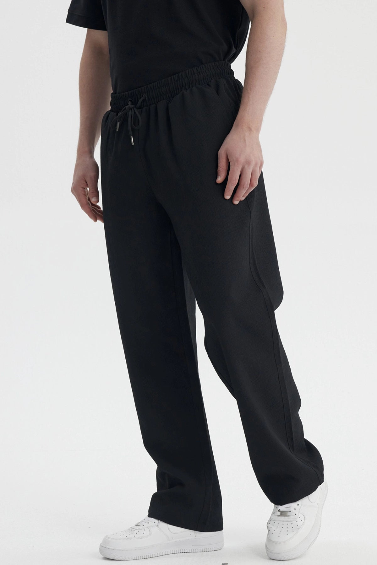 Pantalón hombre negro calce recto liso con cintura elástica y cordón ajustable ideal para un look casual y cómodo