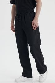 Pantalón hombre negro calce recto liso con cintura elástica y cordón ajustable ideal para un look casual y cómodo