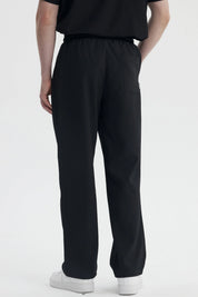 Pantalón hombre negro calce recto liso con cintura elástica y cordón ajustable ideal para un look casual y cómodo