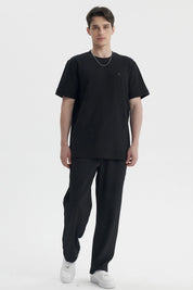 Pantalón hombre negro calce recto liso con cintura elástica y cordón ajustable ideal para un look casual y cómodo