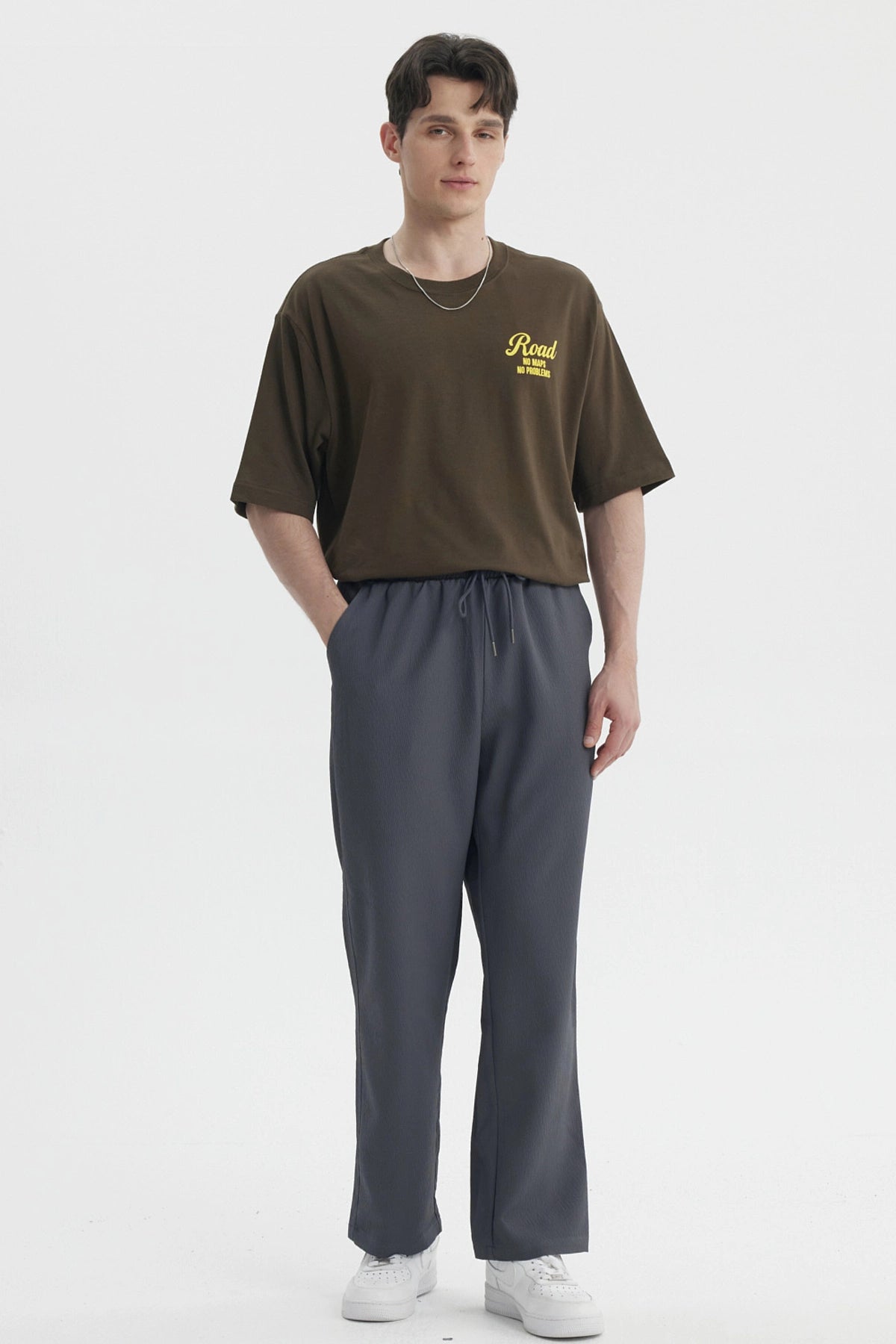 Pantalón hombre recto color marengo sin estampa con cintura elástica y cordón ajuste para estilo casual y cómodo