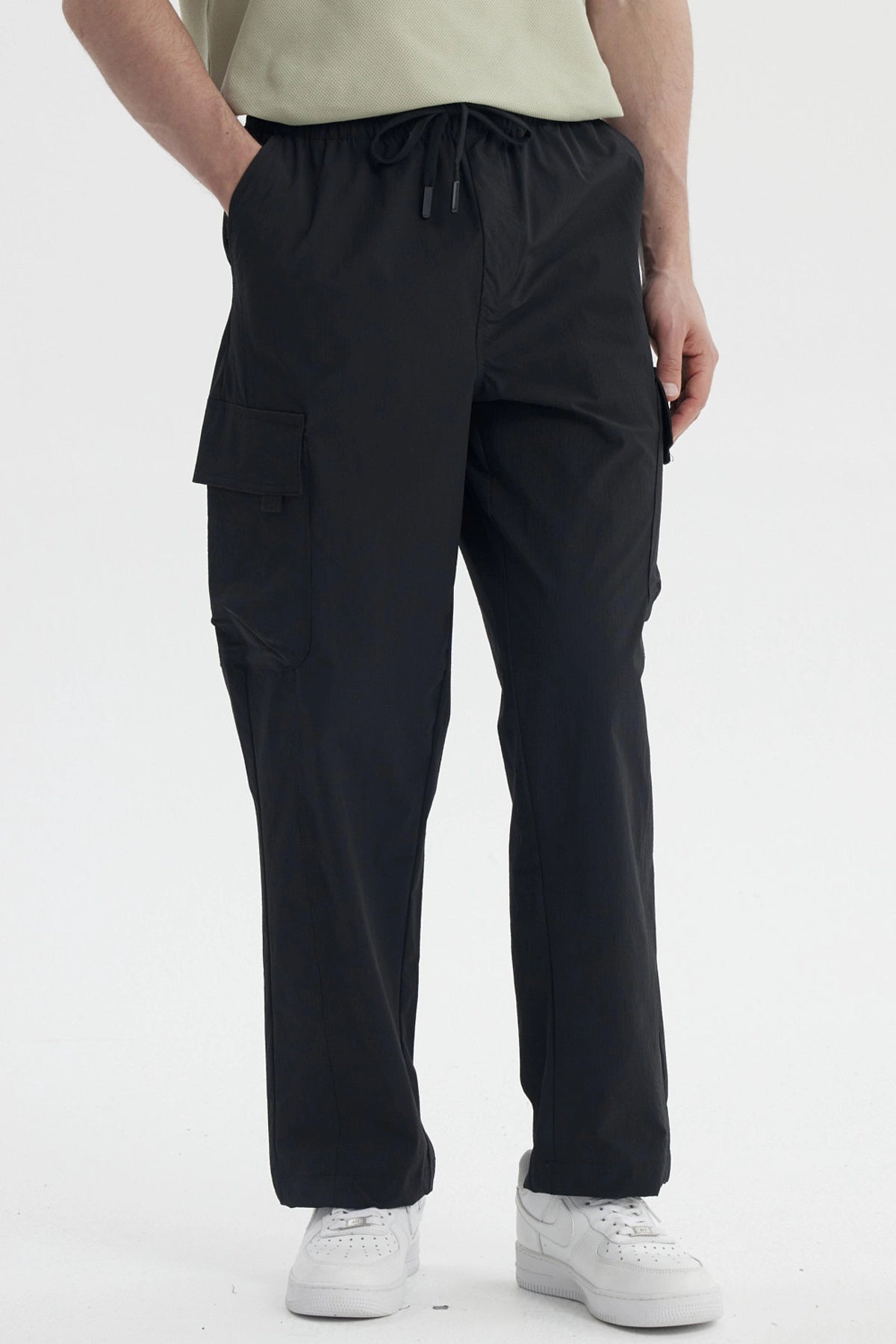 Pantalón hombre negro calce recto con bolsillos cargo a los lados sin estampa diseño liso