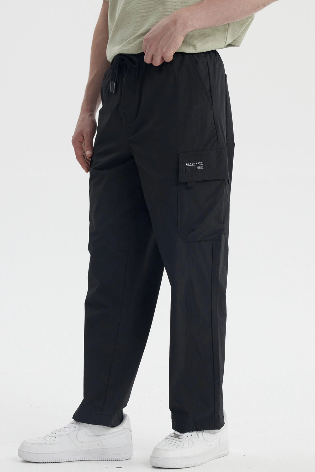 Pantalón hombre negro calce recto con bolsillos cargo a los lados sin estampa diseño liso