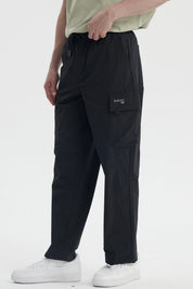 Pantalón hombre negro calce recto con bolsillos cargo a los lados sin estampa diseño liso