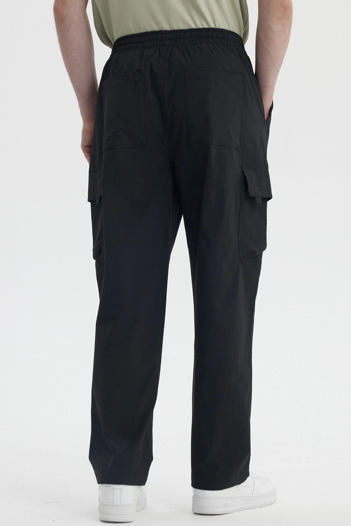 Pantalón hombre negro calce recto con bolsillos cargo a los lados sin estampa diseño liso
