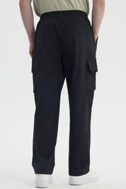 Pantalón hombre negro calce recto con bolsillos cargo a los lados sin estampa diseño liso