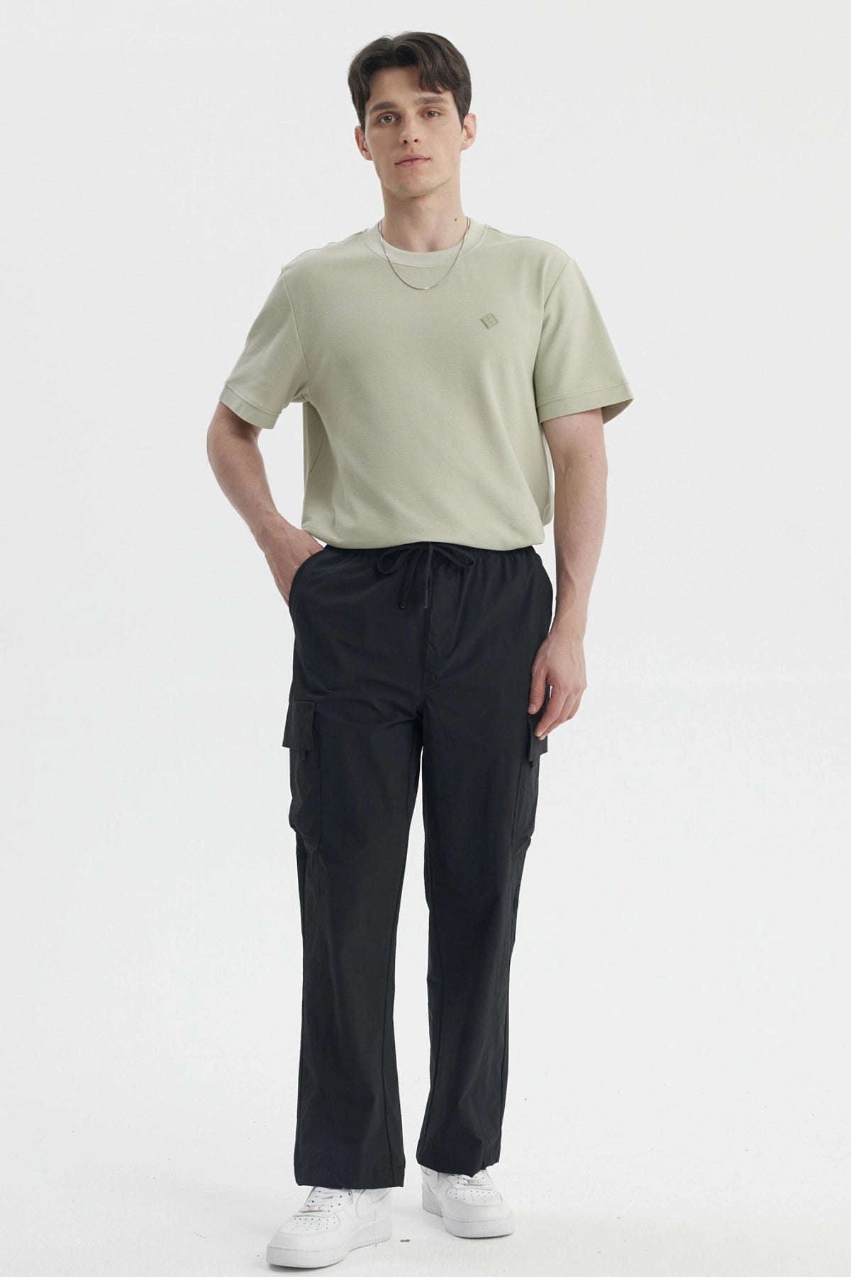 Pantalón hombre negro calce recto con bolsillos cargo a los lados sin estampa diseño liso