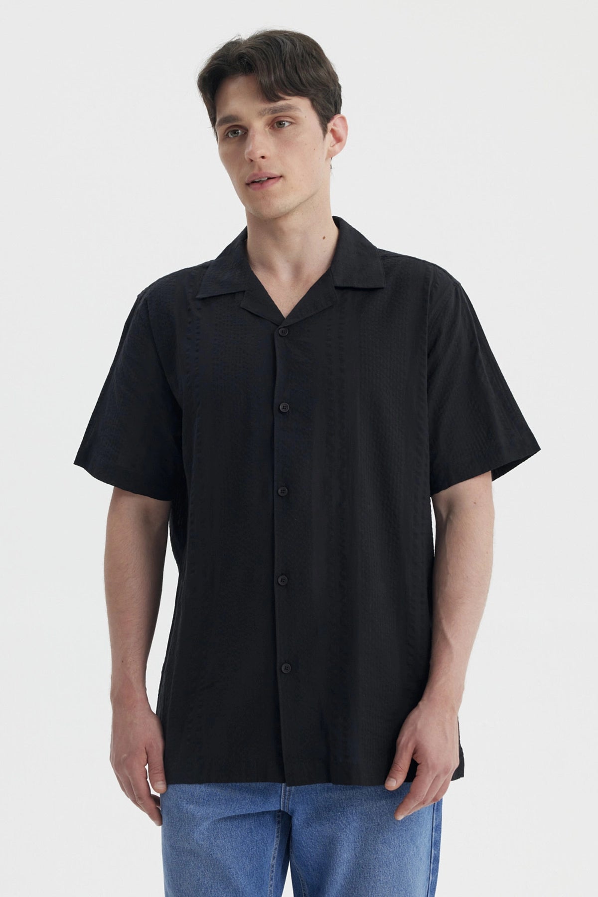 Camisa negra de hombre slim con cuello camisero y textura sutil lisa ideal para un look casual moderno