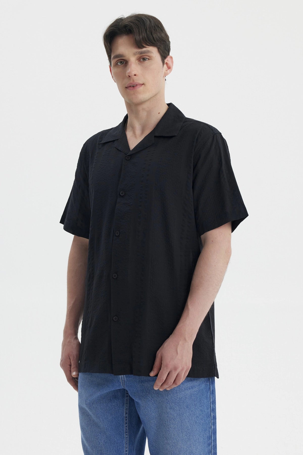 Camisa negra de hombre slim con cuello camisero y textura sutil lisa ideal para un look casual moderno