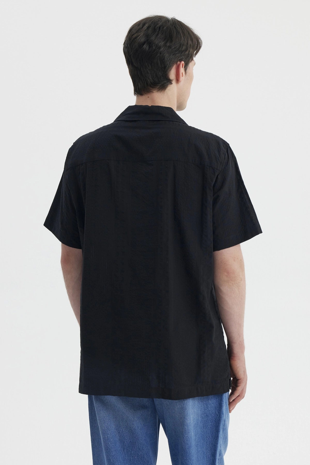 Camisa negra de hombre slim con cuello camisero y textura sutil lisa ideal para un look casual moderno